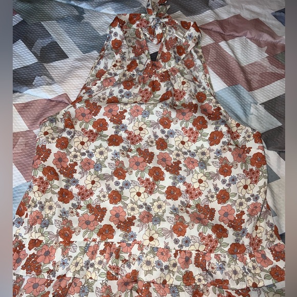 Sleeveless Dressy top with tie back - Picture 3 of 6